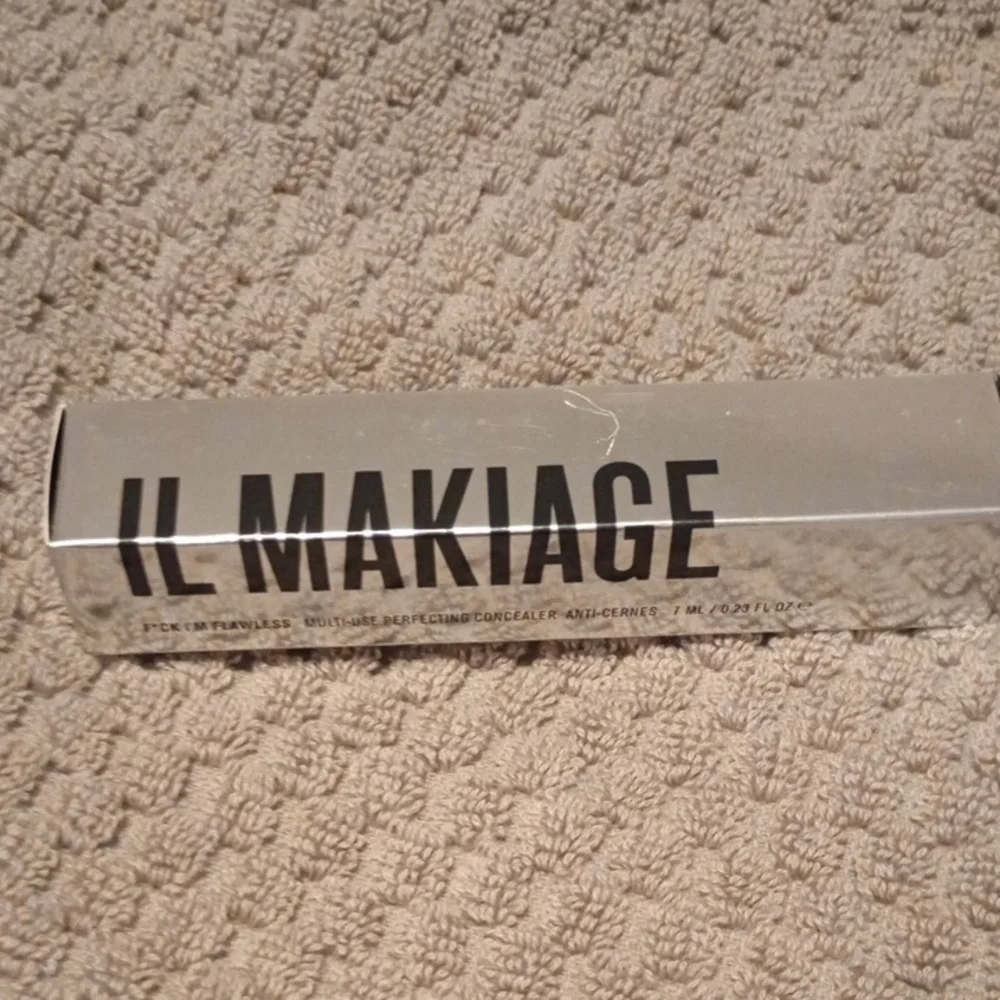 IL MAKIAGE Silver Concealer for Flawless Coverage